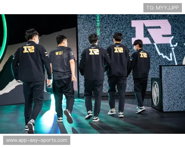 RNG团队协作引发热议玩家对战术配合的不同看法与争论